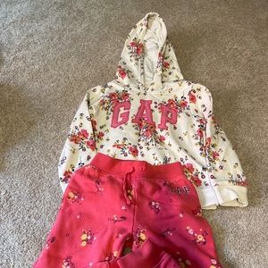 Gap girls size 5 hooded sweatshirt and pants set